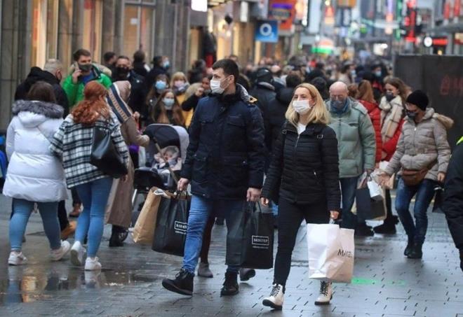 ABD'de hemen tm eyaletlerde kapal alanlardaki maske ve a kart gsterme zorunluluu kaldrld. Baz eyaletlerde okul, hastane ve toplu tama aralar gibi yerlerde maske kullanm zorunluluu ise devam ediyor.  <br>  srail'de alveri merkezlerine, tren istasyonlarna, havalimanlarna geilerde kullanlan "yeil gei" isimli Kovid-19 belgesi gsterme zorunluluu kaldrld. Kapal alanlarda maske zorunluluu ise sryor.  <br>  Msr'da Covid-19 testi pozitif kmasna ramen herhangi bir semptom gstermeyen hastalarda karantina sresinin 5 gne, orta dzeyde Kovid-19 semptomlarnn grld hastalarda ise son 3 gnde yksek ate olmamas artyla 10 gne drld duyuruldu.