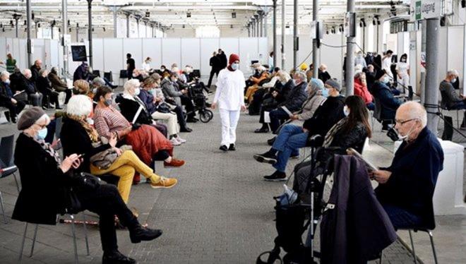 HOLLANDA'DA SOSYAL MESAFE ARTI SONA ERD    Hollanda'da kltr sektr, kafe ve restoranlarda ziyareti says snrsz oldu, sabit oturma yerleri, maske takma ve 1,5 metre sosyal mesafe art sona erdi.    Yarn itibaryla gece hayat, elence sektr, festivaller ve etkinlikler de dahil olmak zere her yerde al ve kapan saat snr kaldrlacak.    500 kiiye kadar kapasiteli kapal mekanlarda, Covid-19 belgesi gsterme art kalkacak. Toplu tama aralaryla havaliman ve uak seyahatlerinde maske art devam ediyor.  <br>  Avusturya'da ubat banda a olmak zorunlu hale getirilmiti. Tedbirler yrrlkte olmaya devam ediyor ancak 5 Mart'ta ounun kaldrlmas bekleniyor.    Buna gre, hastane, yal bakmevleri dnda kalan btn kapal alanlara girite uygulanan hastal geirmi olma ve test zorunluluu artk aranmayacak. Market, eczane, postane gibi yerlerin yan sra toplu tama ve hastaneler dnda maske zorunluluu uygulanmayacak. Gece hizmet veren elence yerleri yeniden alacak.