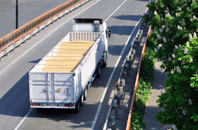 GIDA SORUNU KAPIDA    Analistler, Ukrayna'nn Avrupa'nn byk bir ksmnn baml olduu buday, arpa, avdar ve msr rettiini sylerken, Holland, "Hasat mevsimi hala birka ay uzakta olsa da, uzun sreli bir atma bu sonbaharda ekmek ktl yaratacak ve tketici fiyatlarn artracak" diye konutu.    Bir aratrma irketi CEO?su Dawn Tiura ise, Orta Dou ve Afrika'daki birok lkenin de Ukrayna buday ve msrna gvendiini ve bu arzdaki kesintilerin bu blgelerde gda gvenliini etkileyebileceini syledi.