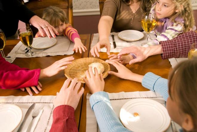 ?ALMANYA?DAK MALAT SEKTEYE URAR?    Vashistha, "Gerginlikler artmaya devam ederse ve olas bir sava veya yaptrmlar nedeniyle aksamalarda bir art grrsek, bu Almanya'daki imalat retimini sekteye uratr? derken, "Fabrikalarn, dier lkelerdeki retime kademeli olarak geecek olan retimi ksmas gerekecek" diye konutu.    Almanya'dan en ok ihracat yaplan rnler arasnda otomobil ve otomobil paralar, dier ulam ekipmanlar, elektronik, metaller ve plastikler yer alrken, rnlerin fiyatlarnn artaca ya da tedarik sorunu yaayaca belirtildi.