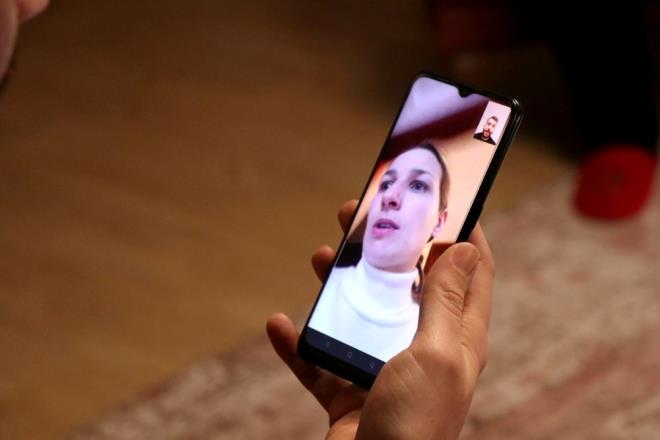 "BAKANLIK ULATI, LETM NDEYZ"    Son konumalarnda Dileri Bakanl'nn eine ulatn rendiini belirten Bora, "u anda Dileri Bakanl da eime ulat, onlarla da iletiim iindeyiz. Bir an nce tahliye edilmelerini bekliyoruz ama nasl tahliye edilecekler onu da bilmiyoruz. nk tm kara yollar, hava sahas kapal. aresiz durumdayz diyebilirim" ifadelerini kulland.