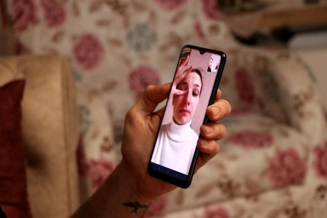 24 ubat sabah bomba sesleriyle uyanan Snizhana Bora, Rusya'nn saldrya getiini rendi. lkesinin hava sahasnn uulara kapatld bilgisini alan Snizhana hemen Edirne'deki ei Kutsal Bora'y arayp mahsur kaldklarn syledi.    Tedirginlikle bekleyie geen Kutsal Bora ise sosyal medyadan yetkililere seslenerek ei ve kz iin yardm istemeye balad.