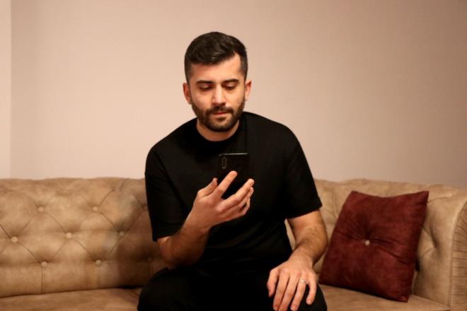 "MARKETLER BOALMI DURUMDA"    Kutsal Bora'nn grntl olarak konutuu ei Snizhana Bora da ok korktuklarn anlatarak, "u anda Rusya tm Ukrayna'nn ehirlerine saldryor. zellikle Halkiv blgesinde birok sivil ld. zellikle Rusya daha ok askeri lojistik alanlara bombardman yapyor. Eczanede ila almak iin bugn 3 saat bekledik. Herkes panik iinde, marketler tamamen boalm durumda. ocuumla burada mahsur kaldk. Ltfen yardm edin" dedi.