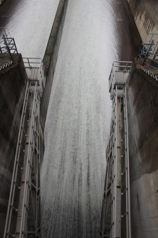 lerleyen gnlerde beklenen yamur nedeniyle de barajn kapaklar alp, Kirazdere yatana su braklmaya baland.