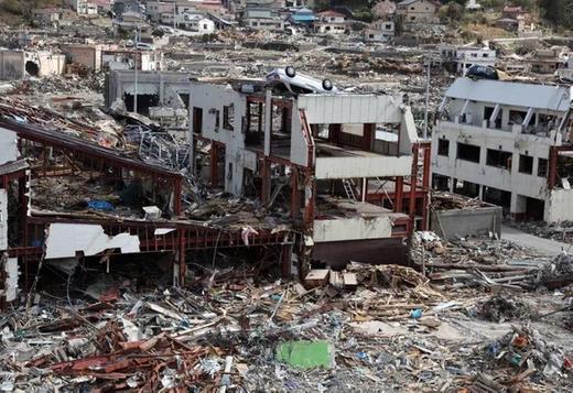 "Denizin derinliklerinde sarsntlar yaanacak" diyerek kahin yer tahmini de yapt.