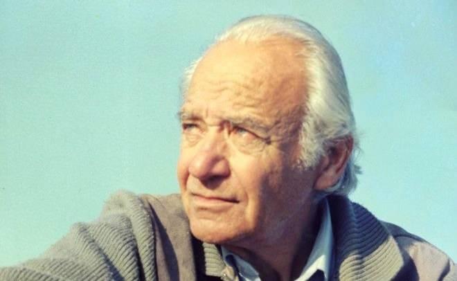 Hababam Snf serisini bizlere kazandran Rfat Ilgaz daktilo alacak paras olmad iin her eyi el yazsyla kaleme almtr.