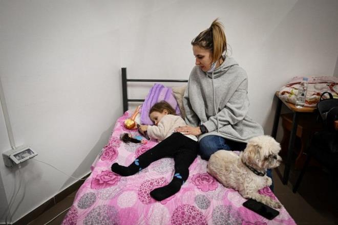 BM Mlteciler Yksek Komiserlii Bakan Filippo Grandi, "Snrlarn ak tutan ve mltecileri karlayan lkelerin hkmetlerine ve insanlarna yrekten teekkrler. ok daha fazla Ukraynal snrlara doru hareket ediyor? dedi.