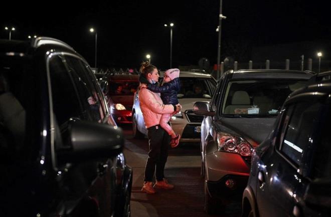 Bununla birlikte Polonya hkmeti, geen yl Orta Dou'dan gelen mlteci ve gmenlerin lkeye ulamaya altklar ancak komu Belarus'ta mahsur kaldktan sonra balad bir proje olan snr duvarna yz milyonlarca dolar harcyor.