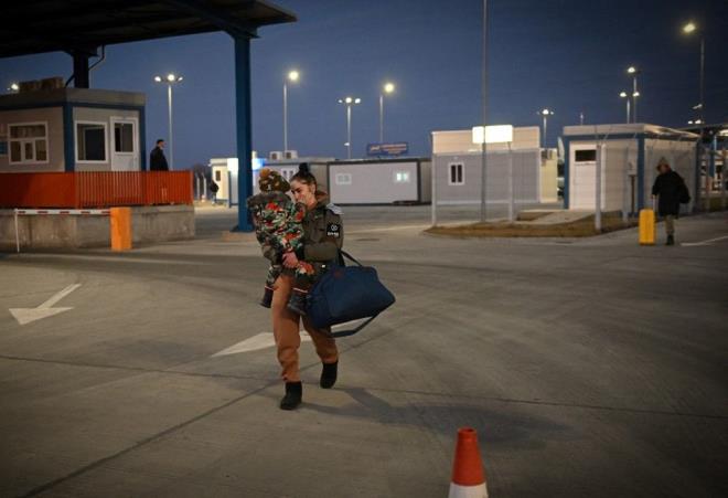 Yllardr Suriye, Irak ve Afganistan'daki savalardan mlteci almaya direnen lkeler, Rus kuvvetleri lke apnda bir askeri saldr gerekletirirken imdi kaplarn Ukraynallara at.