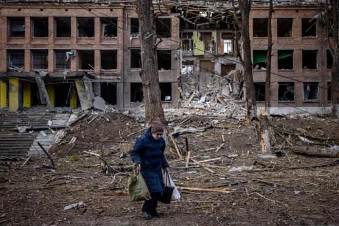 "PUTN' AZARLAMAK N BR NEDEN"    Diplomatlar ve uzmanlar, Ukraynallar kabul etmeye istekli olan Avrupa devletlerinin, ksmen, insani bir yant sunarak Ruslarn sivillere ynelik saldrlarn vurgulamaya alyor olabileceini syledi. Boston'daki Northeastern niversitesi'nden siyaset profesr ve direktr Serena Parekh, ?Mlteci krizini Putin'in Bat'y istikrarszlatrma aralarndan biri olarak grebilirsiniz. O zaman sakin, Putin'i azarlamak iin bir nedeniniz olur? dedi.