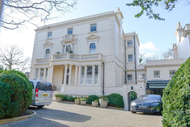 te yandan, Abramovich 2003'ten beri Chelsea'nin sahibi ve geliinden bu yana futbol kulb be kez lig ampiyonu ve iki kez Avrupa ampiyonu oldu. Geen hafta parlamentoda i Partisi eski bakan Chris Bryant, Abramovich'in kulbe sahip olmasnn yasaklanmasn istedi.    Bryant, Abramovich'in 'Rus devleti ve yozlam faaliyet ve uygulamalarla olan balantlar nedeniyle HMG'nin (Majestelerinin Hkmeti) ilgisini ekmeye devam ettiini' syleyen szdrlm bir 2019 ileri Bakanl belgesinin altn izdi.