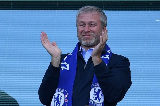 Artan basklarn ardndan ngiltere Premier Lig ekibi Chelsea'nin sahibi olan Abramovich, kulbn ynetimini, vakfn mtevelli heyetine devrettiini duyurdu.