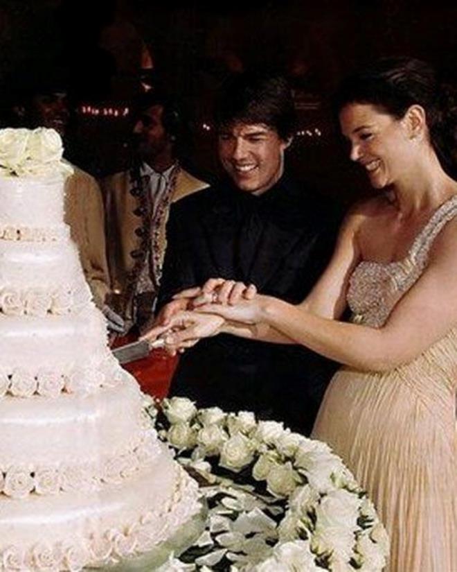 Blgede dzenlenen en nl dnlerden biri, u anda boanm olamn  Tom Cruise ile 2006 ylnda Bracciano'daki Orsini-Odescalchi kalesinde evlenen Katie Holmes arasndaki dnd.