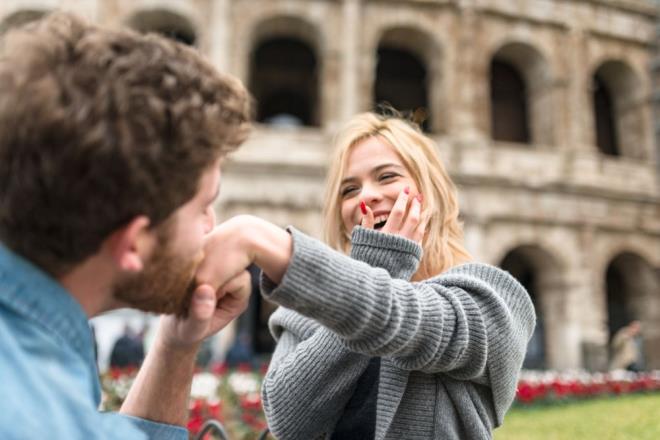 Lazio blgesi yetkilileri tarafndan yaplan aklamada, iftlerin bugnden itibaren taleplerini iletebilecei ve bavurular kabul edilirse dn planlaycs, gelinlik ve damatlk, mekan, yemek, iekler ve  araba dahil olmak zere Lazio merkezli dn hizmetlerine harcadklar parann 2 bin euro?sunu geri alacaklar akland.