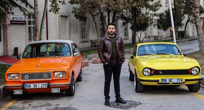 "BABAMIZDAN ANADOLCU OLARAK YETTK"    Ramazan Cebbar ise klasik otomobil meraknn yllara dayandn ve babasnn uzun sre Anadol otomobil ve kamyonet kullandn belirterek, "Babamzdan Anadolcu olarak yetitik." dedi.