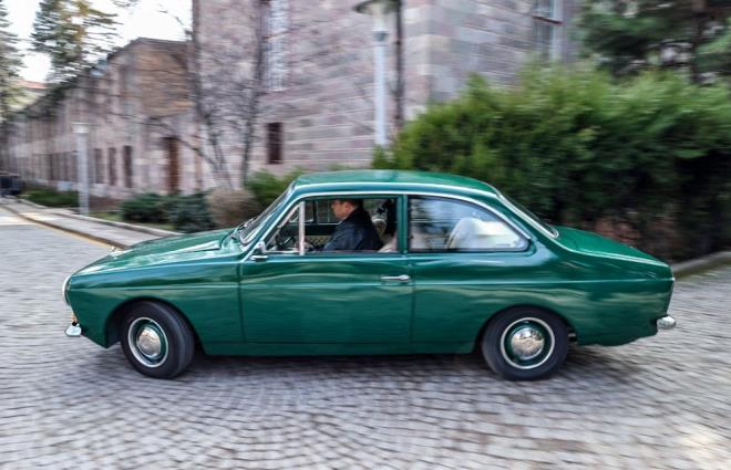 Sahibi olduu A1 Model 1969 yapm Anadol'un ilk kez bir milletvekili tarafndan eine alndn, daha sonraki sahibinin ise bir terzi olduunu belirten Akay, 2007'de satn ald otomobilin, geirdii ar kaza sebebiyle n tarafnn bulunmadn anlatt.