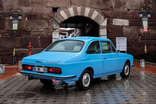 Bir dnem Anadol aralarla nakliyecilik yaptn ve u anki iine de ilk sahibinden ald 68 model bir Anadol ile baladn dile getiren aylar, yle konutu:    "u anda 41 yandaym. Ne kadar yeni model aralar ksa da bunlara sahip olsak da bu tutkumuzdan vazgeemedik. nk her zaman yanmzda bir Anadol vard. Hibir zaman eksik olmad o bizde. u anki arabay bir kyn ierisinden, bir samanlktan kardk, diyebilirim. Ama dzgn korunmutu. 74 A1 model ve 3'nc sahibiyiz bu arabann. Tam gemiine de baktk. Plakas bile orijinal, fabrika k. Bu arac asesinden ve motorundan tutun da kasasna, ateleme sistemine ve boyasn kadar A'dan Z'ye yeniledik."