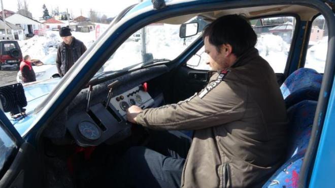 Aklmza maliyeti uygun bir arabay paletliye evirelim diye dndk. Toros marka bir ara aldk. 6-7 ay boyunca bo kaldmz vakitlerde uratk.