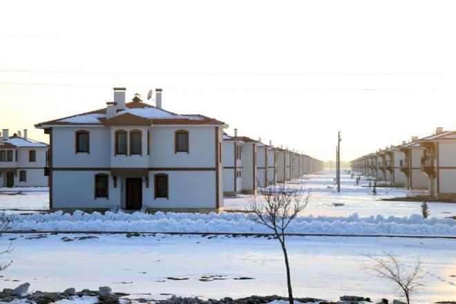 evre, ehircilik ve klim Deiiklii Bakanl Yap leri Genel Mdr Banu Aslan, Dedemli halkna, alt ambarl 428 yeni konut ve 18 i yeriyle birlikte 500'er metrekare bahe, 7'er dekar tarla hazrladklarn kaydetti.