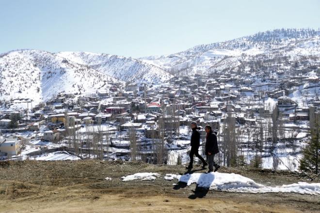 "ANILARIMIZ SULAR ALTINDA KALACAK"    Yeni evlerini teslim alan baz mahalle sakinleri, g planlarn yapmaya balad.    Yurt edindikleri yerden ayrlacak olmann hznn yaadklarn dile getiren Mahalle muhtar Yunis zer, "Burada ac ve tatl bir sr anmz var. Anlarmz sular altnda kalacak. Kimse doduu yeri terk etmek istemez ama mecbur oraya da ayak uydurmak zorundayz. Yeni yurdumuzda sulu tarm yapmak istiyoruz? dedi.