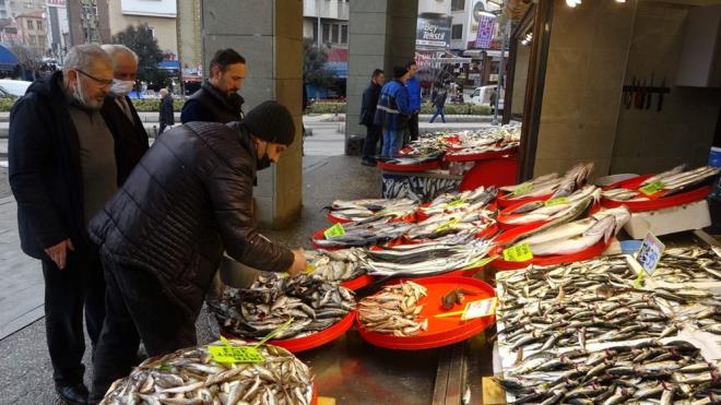 Hamsinin fazla bulunmamasndan dolay vatandalar istavrite ynelmeye balad ancak son gnlerde istavrit avnda da ciddi bir d grlyor.