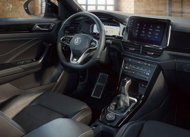 YKSEK KALTEL  MEKAN    Merkezi bilgi-elence ekran gsterge paneliyle ayn ykseklikte konumlandrlm.     Standart olarak sunulan ok fonksiyonlu yeni deri direksiyon simidine ek standart olarak bulunan bilgi ve elence sistemi, App-Connect ve Climatronic, dokunmatik kontroller ve ?touch sliderlar? ile kumanda ediliyor.