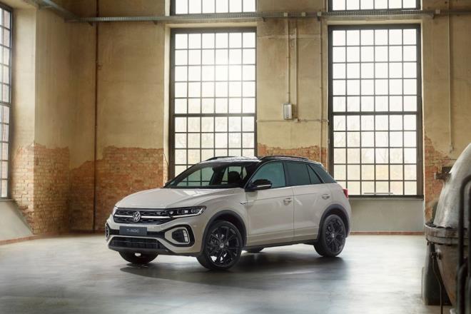 Yeni T-Roc?ta LED farlar, LED gndz sr farlar ve koyu krmz LED stop lambalar standart olarak sunuluyor.  Style ve R-Line donanm seviyelerinde ise Volkswagen'in st segment modellerinden aina olduumuz IQ.LIGHT, LED Plus farlar gryoruz.