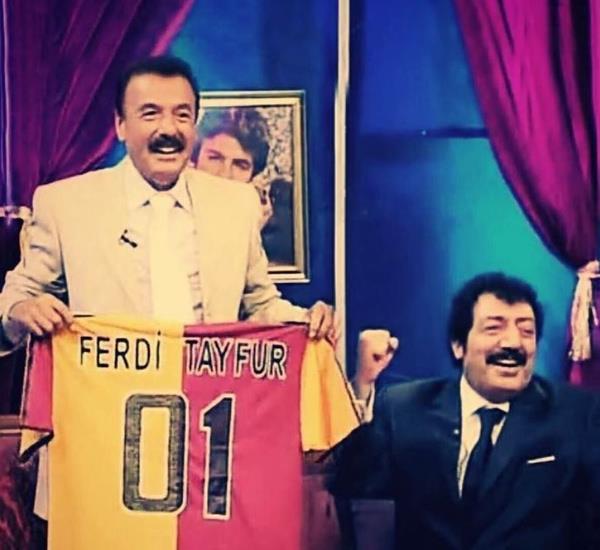 Arabesk mziin efsane isimlerinden 'Ferdi Baba' lakapl oyuncu ve arkc Ferdi Tayfur hayranlarn sevindirecek haber... 2011 ylnda geirdii yz felci rahatszlnn ardndan kendi kabuuna ekilen Ferdi Tayfur'un Marmaris'teki evinde srdrd sessiz hayatndan son kareyi menajeri paylat ve hayranlarnn merakn giderdi. te Ferdi Tayfur'un son hali ve salk durumu...