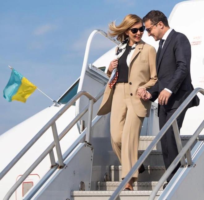 Vladimir Zelenski'nin Kryvyi Rih Ulusal niversitesi'nde hukuk eitimi ald srada o da mimarlk eitimi alyordu.     Ancak kariyerine yazar olarak devam etti. Einin komedyenlik kariyeri balaynca Zelenski'nin komedi grubuna yazar olarak katld.