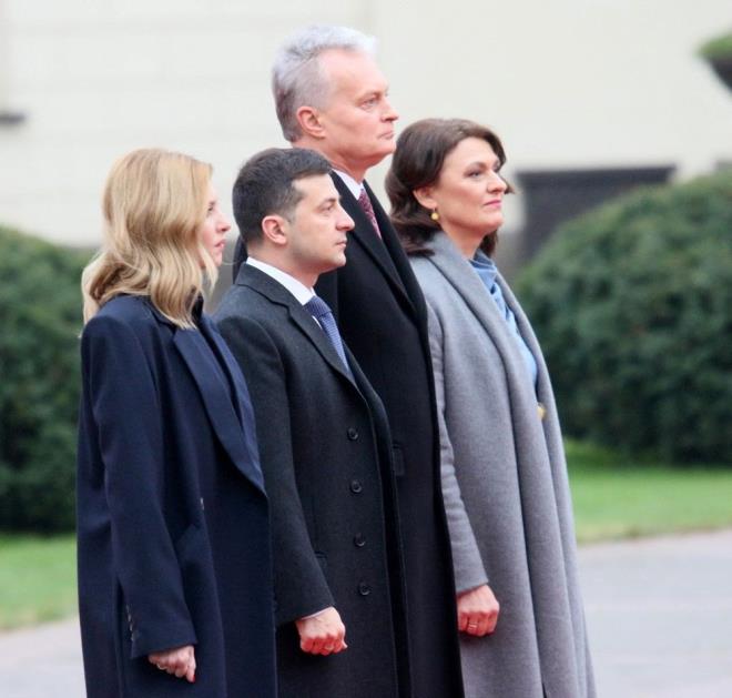 O gnden sonra konumunu kadn ve ocuk haklar zerinde kullanmay tercih ederek ocuklarn gdaya eriimi ve cinsiyet eitlii konularnda almalar yapt.     Ukrayna?nn cinsiyet eitlii konusundaki G7 uluslararas giriimi olan Biarritz Ortaklna katlmn balatt ve eit haklar iin alan bir platform olan Ukrayna Kadn Kongresi?ni destekledi.  Ukrayna'nn 'first lady'si Olena Zelenski - 5