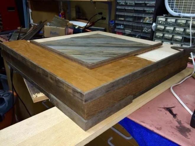 Lebon bu harika birlikteliklerinin hatrna kafasnda planlad o etkileyici srprizi yapabilmek iin bir marangoz ile birlikte alarak el yapm harika bir Monopoly yapt...