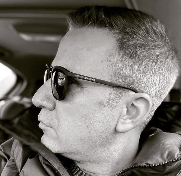 Sanatnn sahibi olduu gayrimenkullerden her ay 250 bin dolar gelir elde ettii syleniyor.