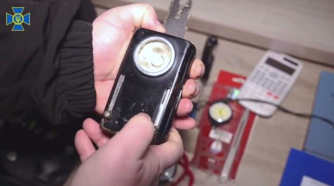 eitli renklerde sinyal vermeye yarayan bir fener.