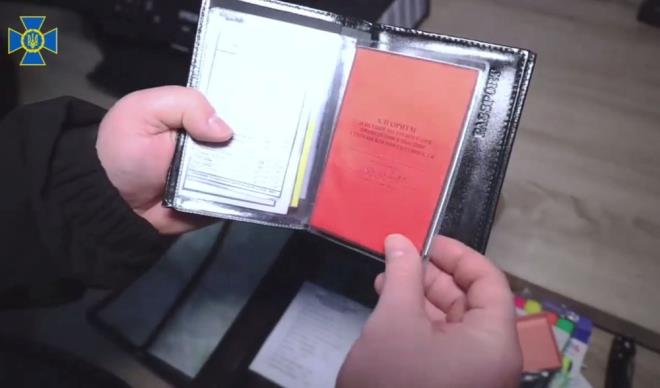 Pasaport ve kimlik gibi kiisel evraklarn yer ald czdan.