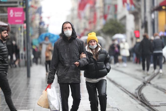 "KEND SALIIMIZ N TAKMAK ZORUNDAYIZ"    Kendi sal iin maske takmaya devam edeceini belirten bir kii, "Her gn 50 bin civarnda kii hastalanyor. Her gn 200 kii lyor. Sanki hastalk bitmi ve rahatla ermiiz gibi oldu" dedi.