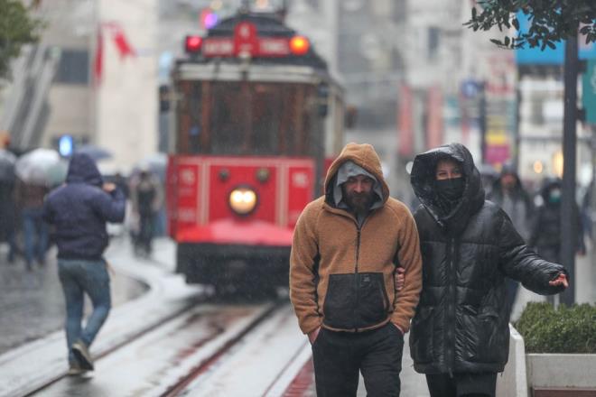 stanbul'un en kalabalk noktalarndan stiklal Caddesi'nde bazlar maskelerini karrken, bazlar ise maske takmaya devam etti.