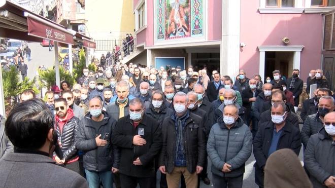 "KEKE ONUN HAKKINI BU KADAR YEMESELERD"    Oyuncu Abidin Yerebakan, "Keke bu kadar insana krgn gitmeseydi. Keke onun hakkn bu kadar yemeselerdi. Parasn alamadn biliyorum. Hibir zaman hak ettiini alamad. nsani taraf her eyden ndeydi. Allah sevdii kulunu erken alrm. Byle aktrler kolay yetimiyor" dedi.