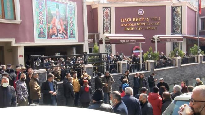 Cenaze trenine ailesi ve sevenlerinin yan sra Beyolu Belediye Bakan Haydar Ali Yldz ve arkadalar katld. Cemevindeki trenin ardndan Elmalpnar, defnedilmek zere Ankara'ya gnderildi.