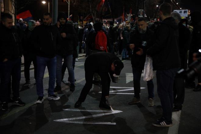 Belgrad'da bir araya gelen ar sac "Halkn Devriyeleri" adl grubun destekileri, Rusya'ya destek sloganlar att.