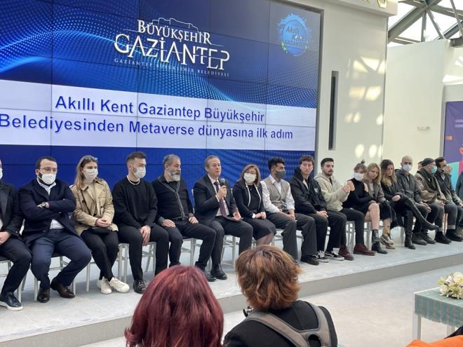 ?Metaverse Dnyasna lk Adm? programnda konuan Bykehir Belediye Bakan Fatma ahin, aa uyulmayp bilgi ve teknolojinin iyi kullanlmamas halinde yarnn Trkiye'sinin genlere hazrlanamayacan belirtti.