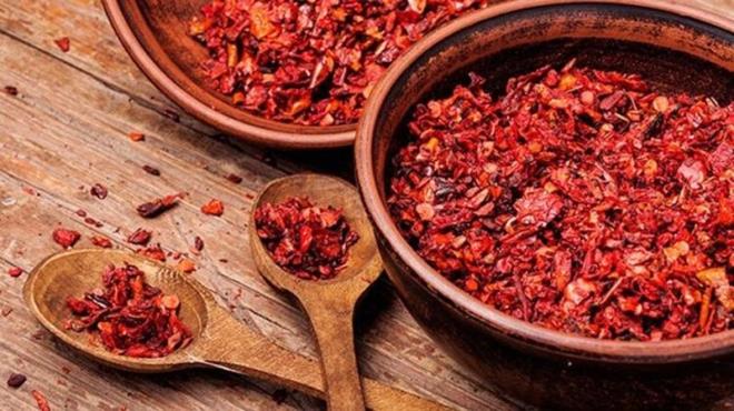 Baklk sistemi ve metabolizmay glendiren pul biber antidepresan olarak kullanlabilir. Kanser hcrelerinin bastrlmasnda da yardmc olan biberin baz ilalarla etkileime girebilecei unutulmamaldr.