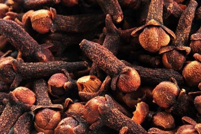 KARANFL<br>    En ok di ve di eti hastalklarna nerilen karanfil, lokal anestezik olarak da kullanlabilir. Az kokusu iin de etkili olan karanfil, su ve ayda tketildiinde ikinlie iyi gelir. Bitkilerde ok nadir grlen omega-3 ve omega-6 barndrmasyla dikkat eken zencefil, souk algnl, ksrk gibi baklk sistemi hastalklarnda da kullanlabilir.