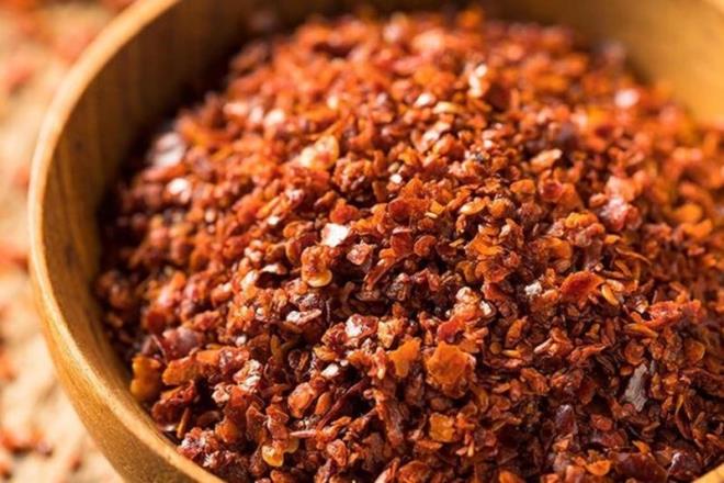 PUL BBER  <br>  Antienflamatuvar ve gaz giderici olarak kullanlan pul biber iindeki bileikler sayesinde birlikte yenilen dier besinlerin vitamin ve mineraller emilimini de artrr. Yksek miktarda C vitamini ierdiinden doal antibiyotik olarak tannan pul biberin vcut iin mucizevi bir besin olduunu syleyebiliriz.