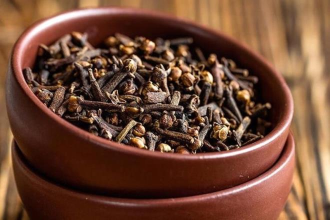 Siyah noktalar, sivilceler, cilt lekeleri iin birebirdir. Baharat ve ay olarak tketilmesi nerilen karanfil, ya olarak tketildiinde yarardan ok zarara neden olan bir rne dnebilir. Mutlaka bir uzmana danlarak kullanlmas gereken karanfil ya; direkt olarak iilmemeli, cilde srlmemeli ve seyrelterek kullanlmaldr. ocuklarn kesinlikle kullanmamas gereken karanfil ya mide ve barsakta dn olmayan ciddi yan ektilere neden olup vcutta tahribat yaratabilir.