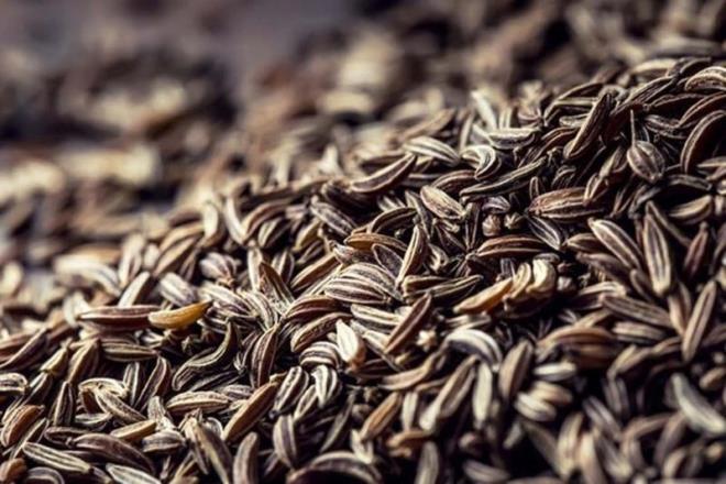 Yksek demir ierii sebebiyle kanszlk tedavisinde olduka etkili olan kimyon, astmla savar ve baklk sistemini glendirir. Ar tketimi karacier ve bbreklere zarar verebilen kimyonun hamilelik dneminde de dklere neden olabilecei iin kullanlmamas nerilir.