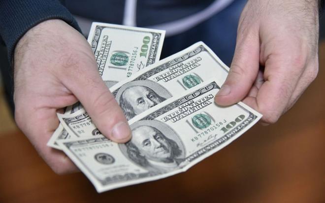 - Belirsizliin olduu dnemlerde iki ihtimali deerlendirerek devam edeceiz. Peki bu belirsizlikte elimdeki varlm nasl deerlendirmeliyim? Ya iyimser piyasay ya ktmser piyasay satn almam mutlaka bir tercih yapmam lazm. Btn ihtimaller yzde 50 yzde 50. Yatrmclarn yzde 50 yzde 50 pozisyon almas mantkl. Mesela elimde 10 bin dolarm varsa bugnk koullarda 5 bin dolarm deer kaybetmi enstrmanlara yatrm yaparak pozisyonumu devam ettiririm. Bu iki hafta iinde euro dolar paritesi deer kaybetti. Sterlin dolar paritesi. Risk atmak riske girmemek iin dolar burada deerlendirebilirim.