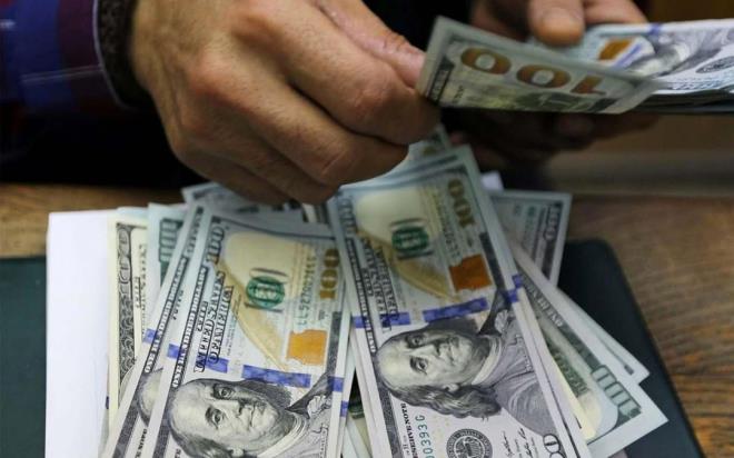 -Dolar kuru yine 14 lira seviyesinin euro 15 lira seviyesinin zerinde. Gram altn 900 lira seviyesine yakn bir yerde. 850-900 bant aralnda dengelenmeye alyor. Ons altn 1900 - 1950 dolar aralnda. Ons gm 25 dolar stnde tutunmaya alyor. Kripto paralarda byk bir belirsizlik var. Bu noktada sepet yapmak ve uzun vadeli yatrmc olmak gerekir. Bu 1-2 haftalk sre iinde hi bir ey yapmadan beklemek daha salkl.