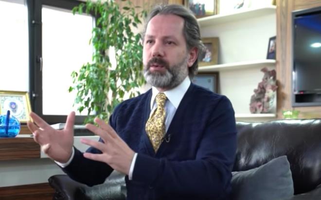 -Piyasalarn belirsiz bir dneme girmesi istikrarn bozulmu olmas fiyatlarda gnlk ve haftalk bazda sert dalgalanmalara neden olacak. Hem dviz kurlarnda hem emtia fiyatlarnda hem kripto paralar hem borsada herhangi bir yn krlmndan bahsetmek mmkn deil. Byle srelerde yatrmclarn piyasayla mmkn olduunca inatlatmamas gerekir.