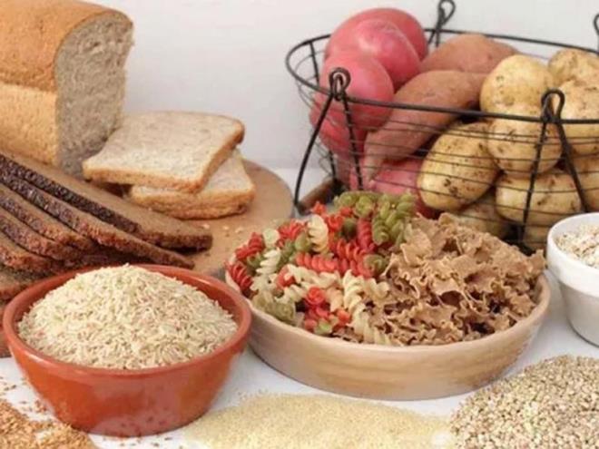 Kompleks karbonhidratlar<br>    Tm karbonhidratlar mutluluk kayna olan serotonin salglamamz salar. Kendinizi iyi hissetmek iin daha yava sindirilen tam tahll kahvalt gevrekleri, yulaf ezmesi gibi kompleks karbonhidratlar sein. Bu tr karbonhidratlar kan ekeri dzeyinizi korurken kendinizi de dengeli hissetmenizi salar.