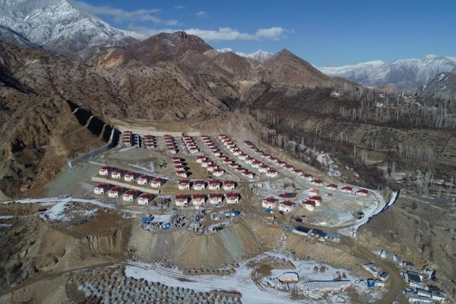 Yusufeli Baraj, ayn zamanda 275 metre gvde ykseklii ile Trkiye'nin en yksek baraj olacak. Dnyada da 'ift erilikli ince kemer baraj tipi' kategorisinde 3'nc en yksek baraj olacak olan baraj, ileyi su altnda brakacak.